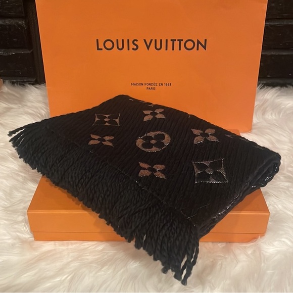 🎁 NWOT Louis Vuitton Logomania Scarf Black Metallic Silver - Picture 2 of 5